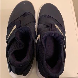 Like new nike basketball shoes